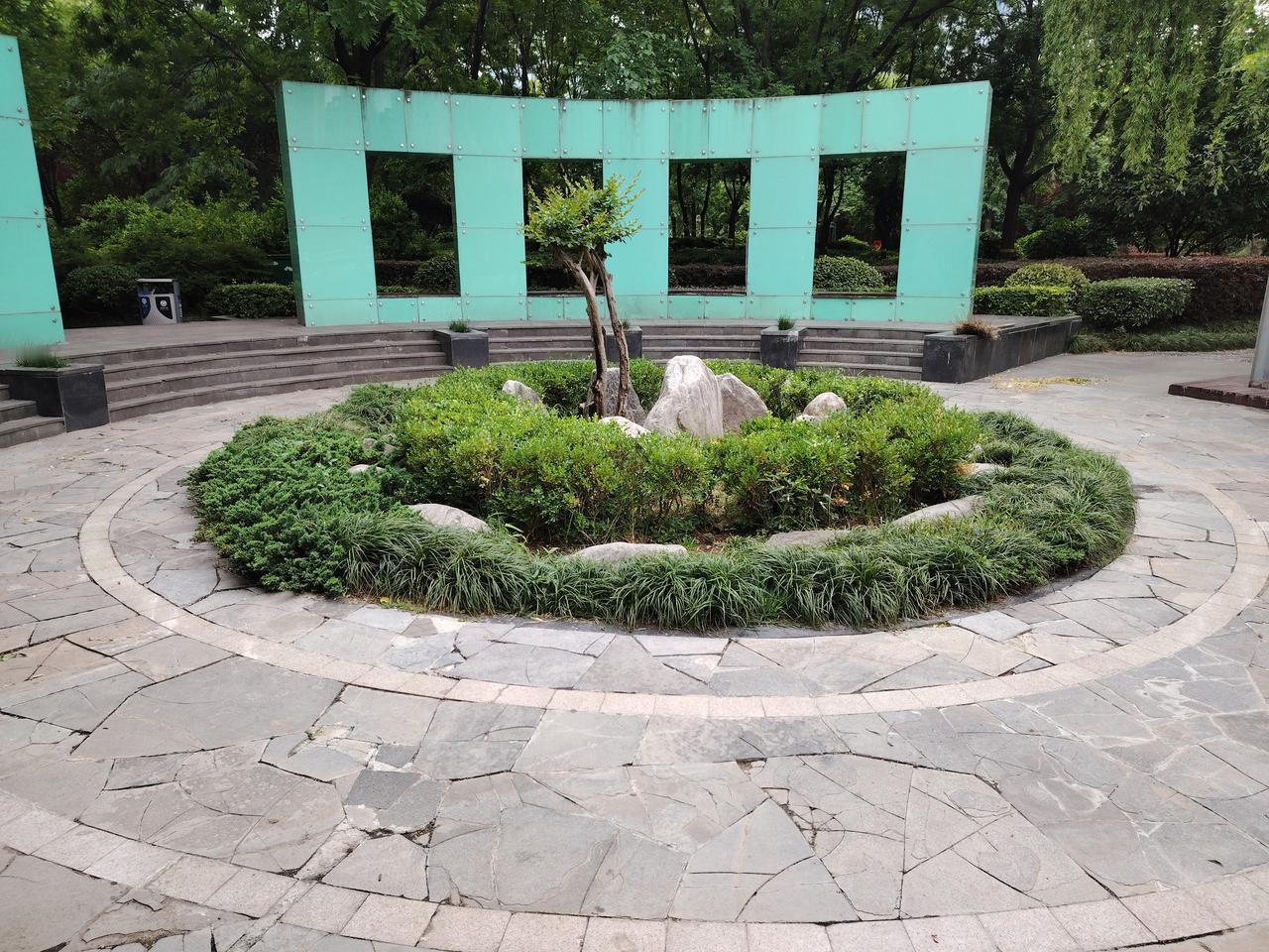 手套丢失后，同事追着告诉遗失的地方。
人老了。做事经常丢三落四。老吴做保洁要手握