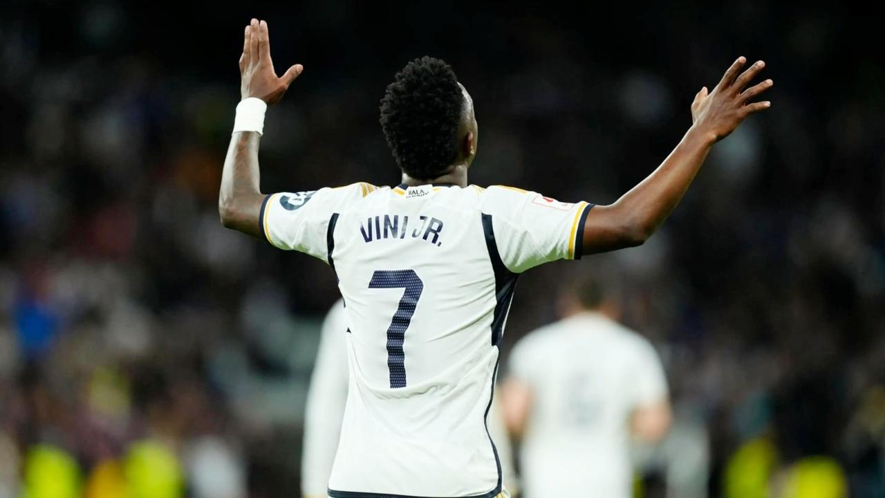 记者透露，维尼修斯的经纪人团队要求获得更高的薪资待遇。
此前皇马已提出了续约报价