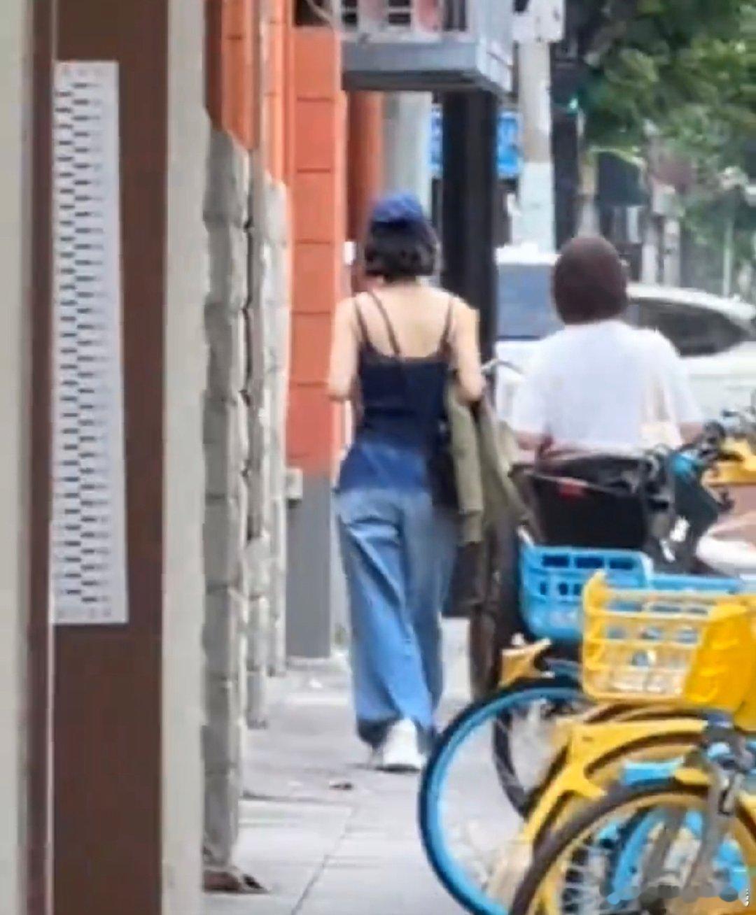 偶遇赵丽颖穿吊带逛街尹新月 赵丽颖 私服审美在线！赵丽颖吊带逛街路透，舒展漂亮的