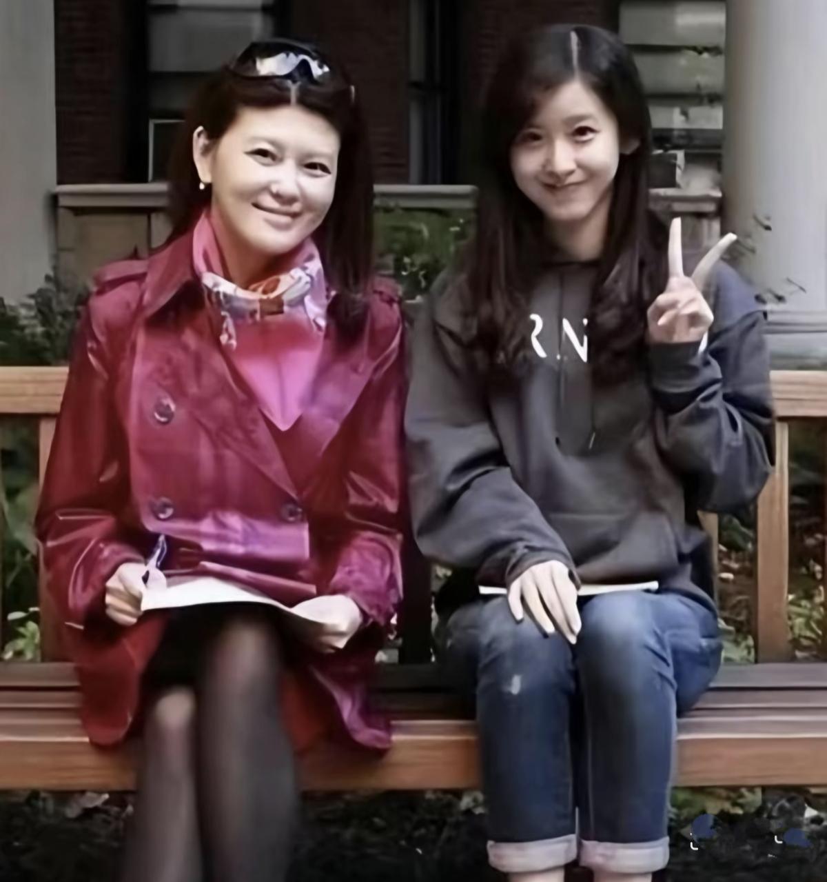 奶茶妹妹长得不像妈妈，妈妈看上去更有气质。