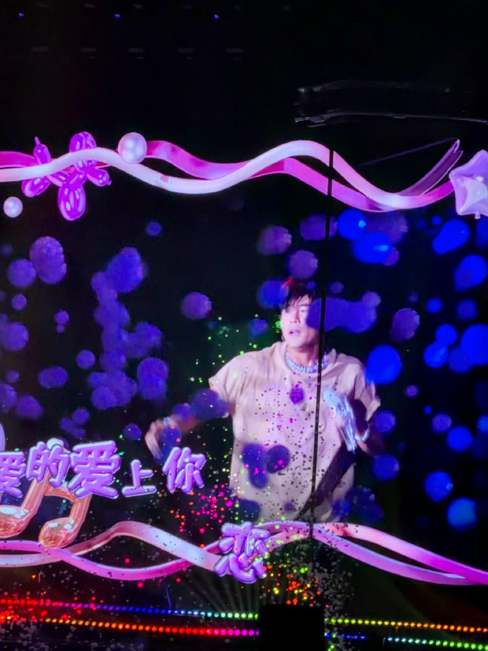周杰伦3小时演唱会实唱不足90分钟杰伦貌似身体不太好，我觉得如果演唱会这么划水的
