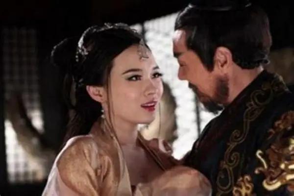 公元311年，洛阳城破，皇后羊献容被扔到了征服者刘曜的床上。
羊献容出身泰山郡南