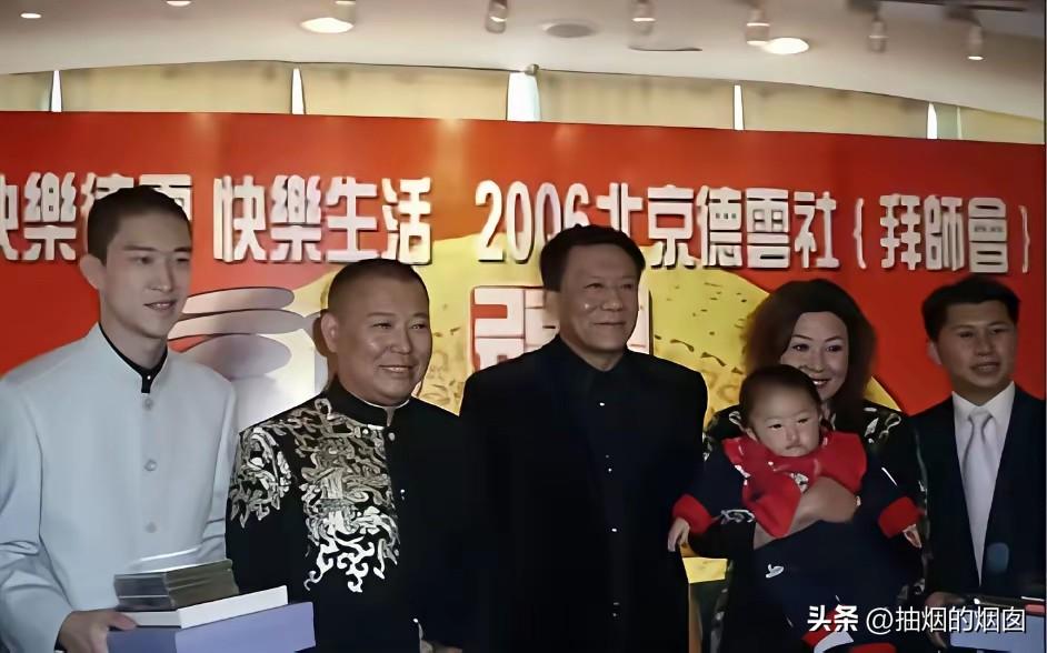 德云老照片。
德云班主郭德纲收徒何云伟曹云金。
照片中的人物个个红光满面，喜气盈