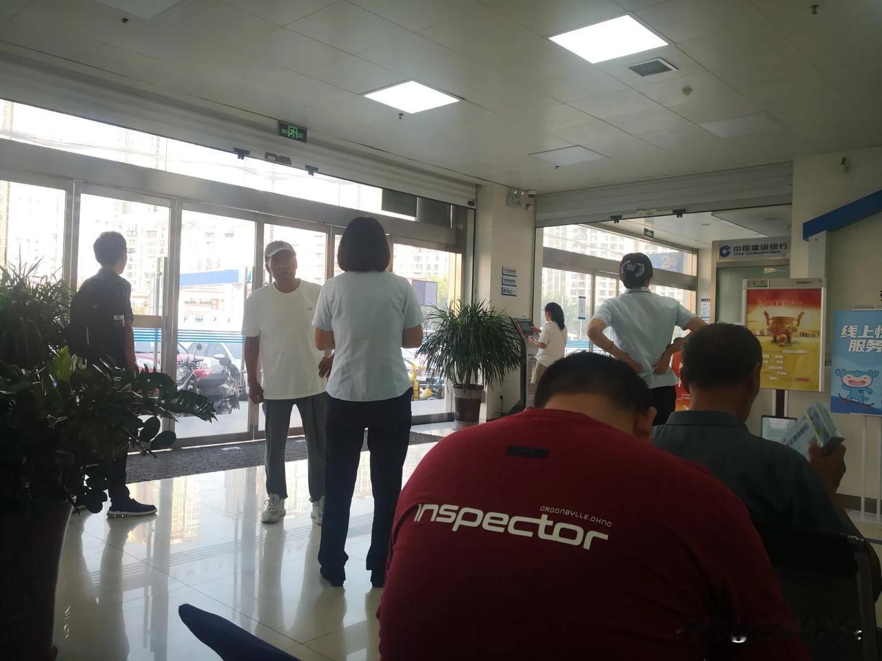  前日，陪八十多岁老人去咸阳一银行办事，没想到该行没有老人优先办的政策。老人很伤
