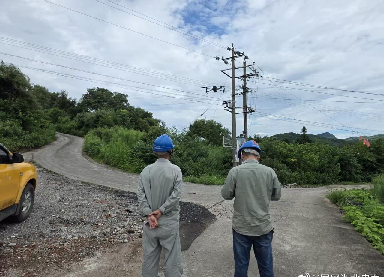 筑牢电网安全防线】7月29日，国网宜都市供电公司松木坪供电所组织运维人员对辖区线