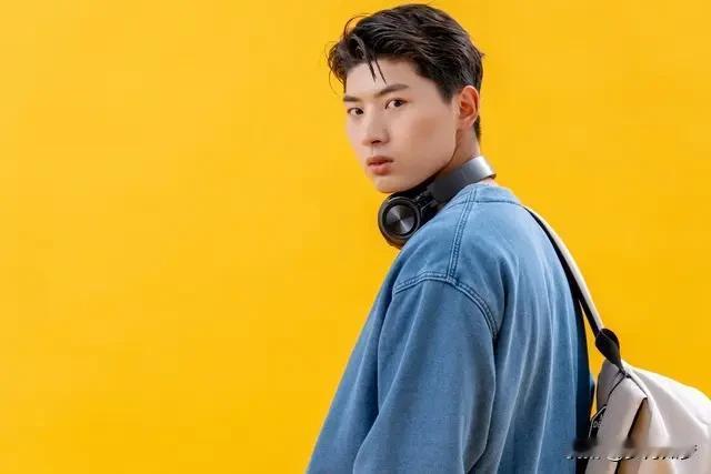 近日，年仅27岁的姚顺雨出任腾讯AI首席科学家引发关注。他高中班主任透露，201