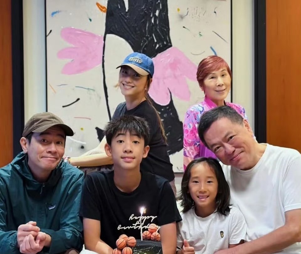 陈小春Jasper共用一张脸转眼间Jasper已经13岁啦，少年已然悄然长成，模