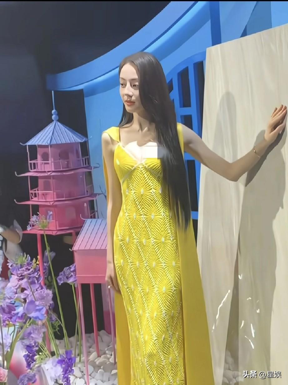 迪丽热巴身着亮黄色长裙