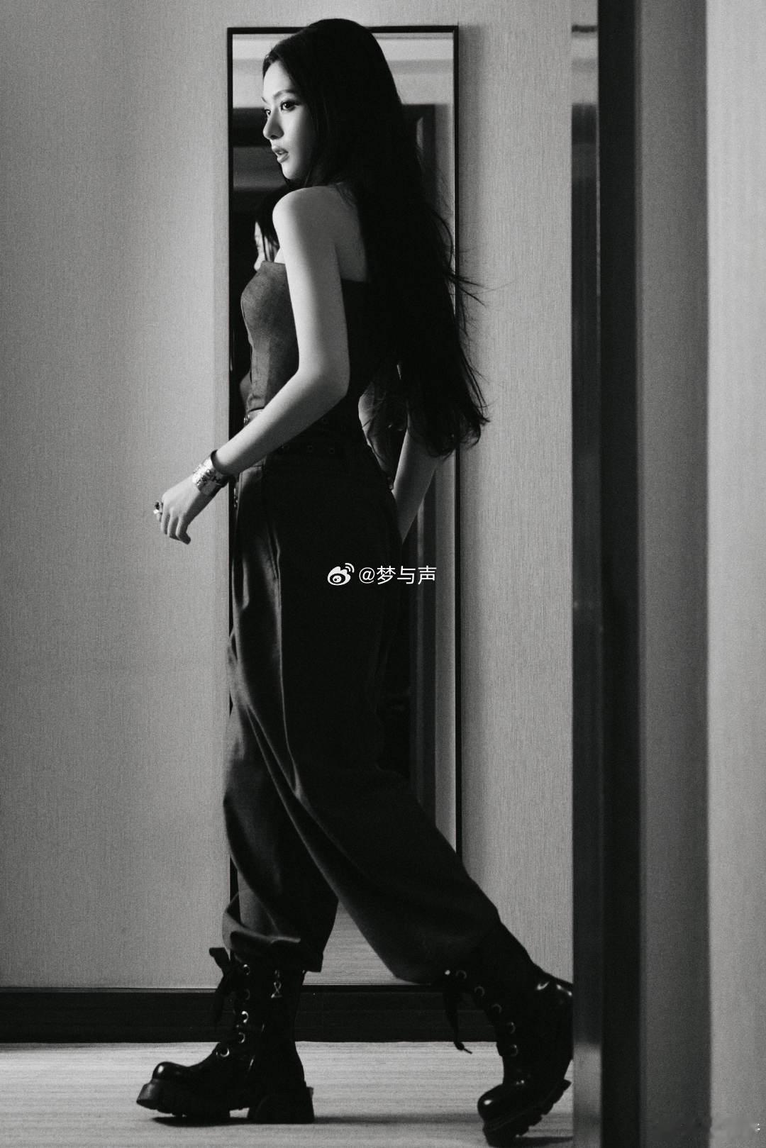 赵晴黑长直冷御感 赵晴黑长直造型适配度满分，冷御又帅气，姐感十足，期待多多解锁这