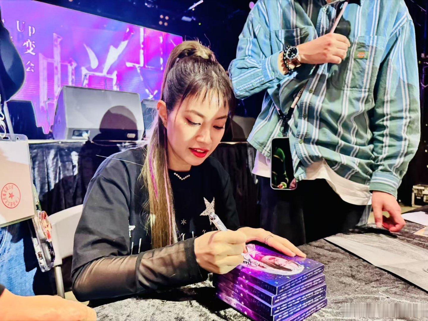 为什么要去看演唱会开演唱会的意义就在于从抢到票就就开始期待，然后奔赴现场的过程，
