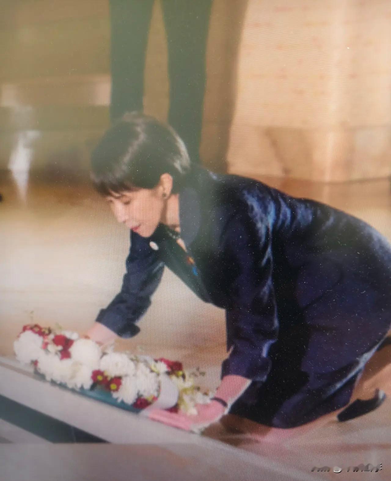 日前，日本首相高市早苗在澳大利亚战争纪念馆双膝跪地献花，日媒大肆炒作、试图对标勃