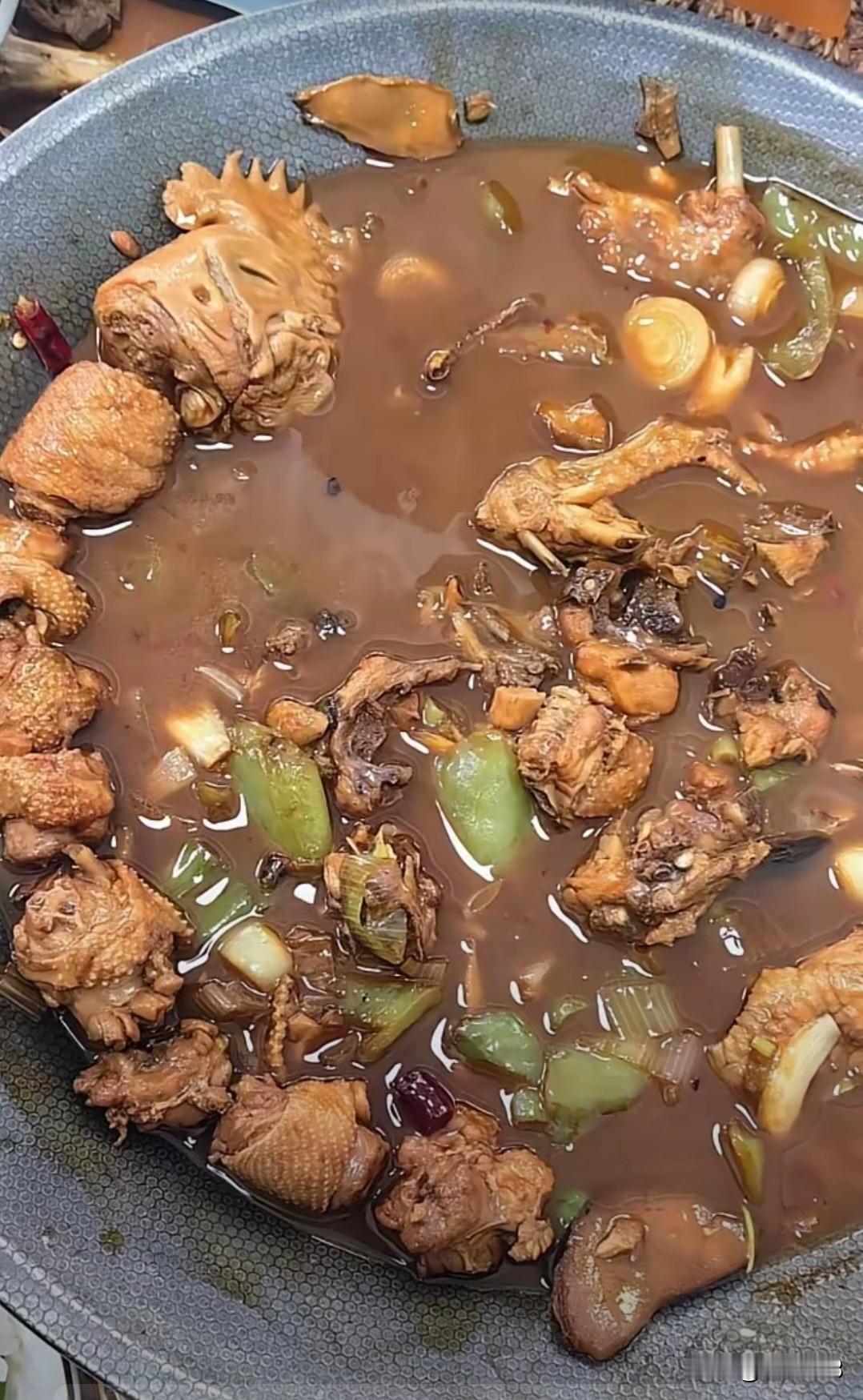 游客吐槽，在济南芙蓉街某东菜馆点了一份炒鸡，竟然有七八块鸡脖子！
曝光后，目前饭