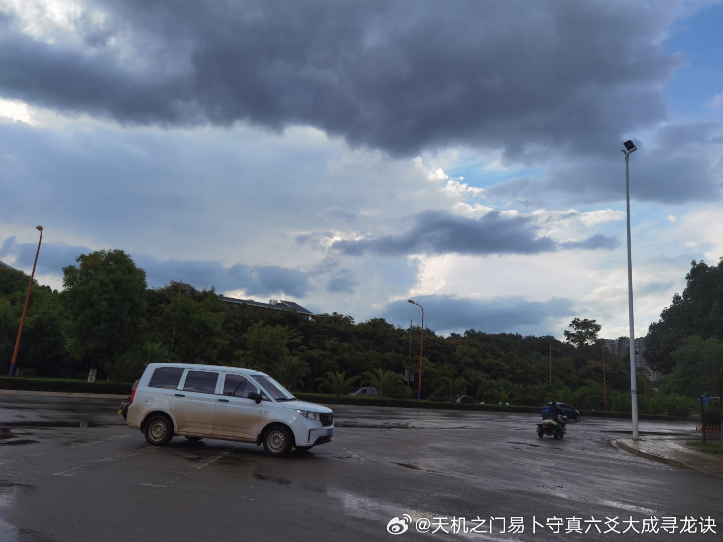 慢慢终于懂得，感情最珍贵的从来不是拼命维系，而是顺其自然。不属于你的缘分，再用力