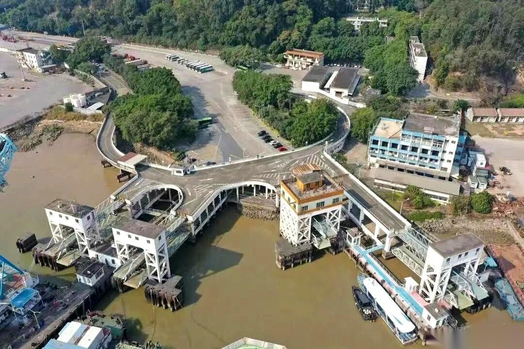 又跳票了。
就南沙那个要对标“太古仓”的大项目，说好九月底一期就完工的，现在看来