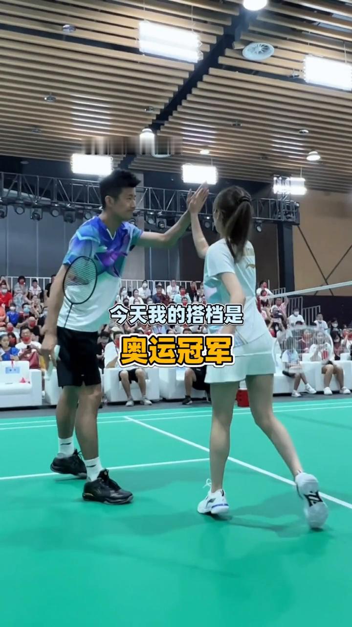 奥运冠军谌龙。
今天我的搭档是奥运冠军，不知道我们两个单打组合会有一个什么样的碰