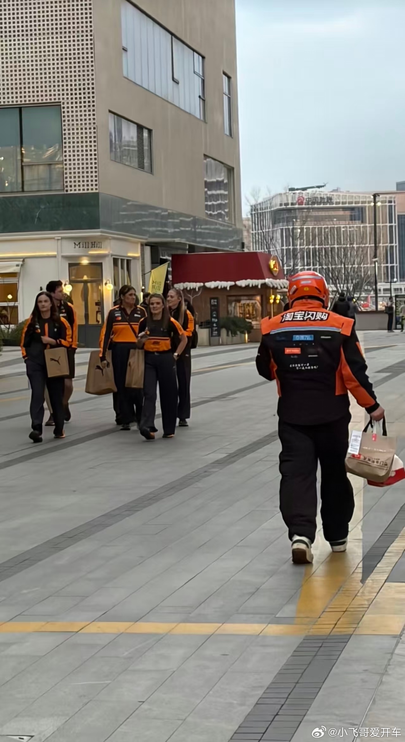 最佳瞬间迈凯伦车队发现马路上好多队友