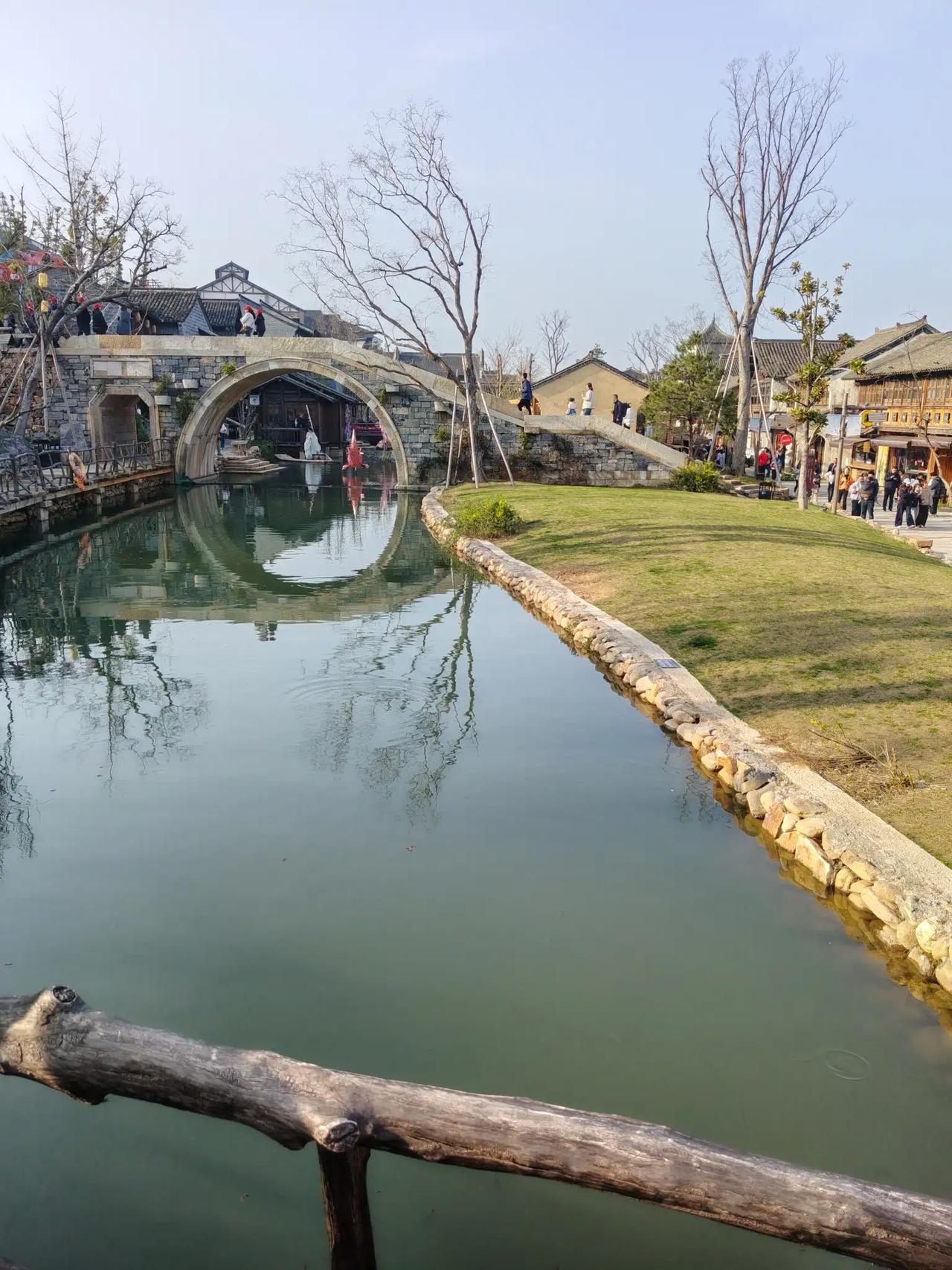 青山藏凤凰
緑水映仙姑