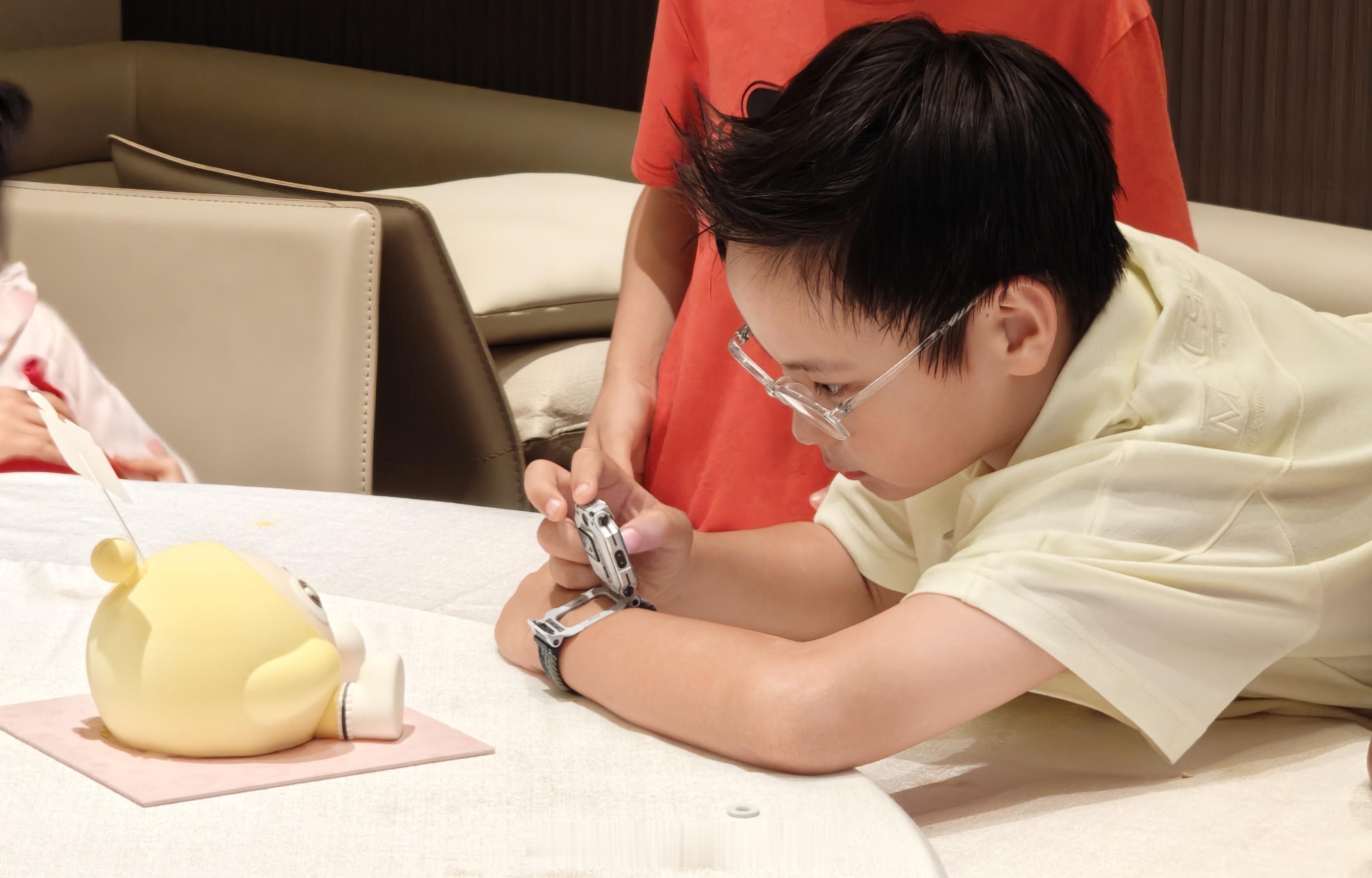 大人吃饭:手机先吃！！小孩吃饭:手表先吃！！ 