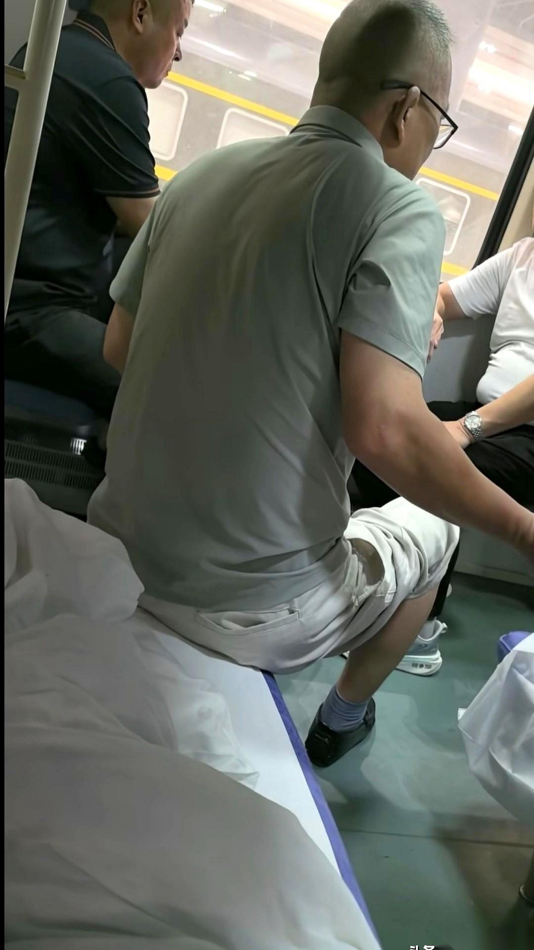 一个女孩中秋回家买的是下卧，困了请一直坐在自己铺位上的大叔去斜对面的椅子上休息，