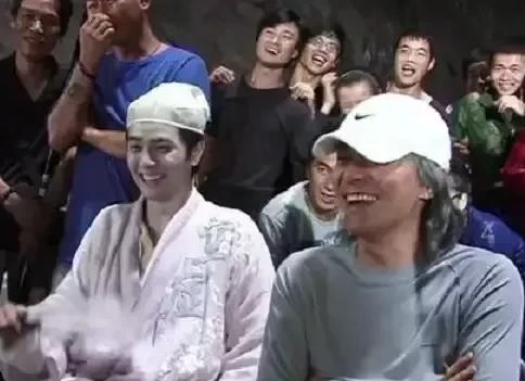 2011年，周星驰去横店面试龙套演员，一大妈刚上台表演，周星驰就开始笑，后来笑到