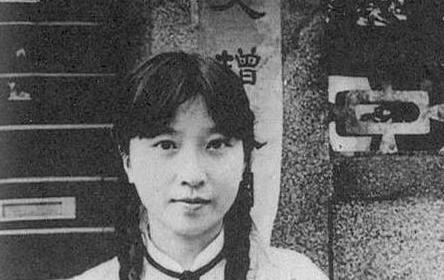 十五岁的佘爱珍入读上海启秀女中后，和富二代吴某谈起了恋爱，佘爱珍怀孕后却被吴某抛