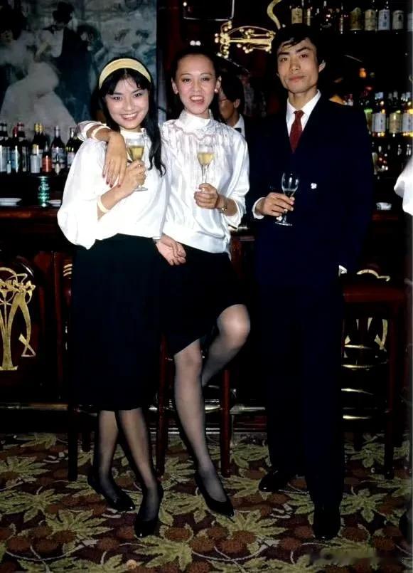 网上刷到1983年北京第一家中法餐厅里的年轻人。 ​
这种穿着在当时一看就不是一