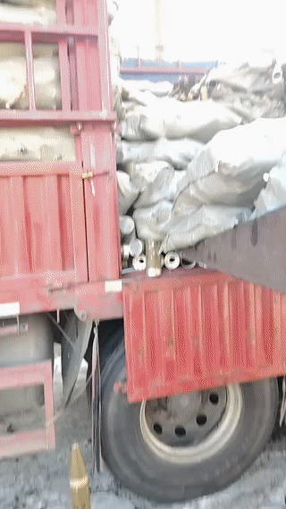 这一大车炮弹壳究竟是从哪里收来的？
在金属回收工厂里总是能看到很多稀奇古怪的废旧