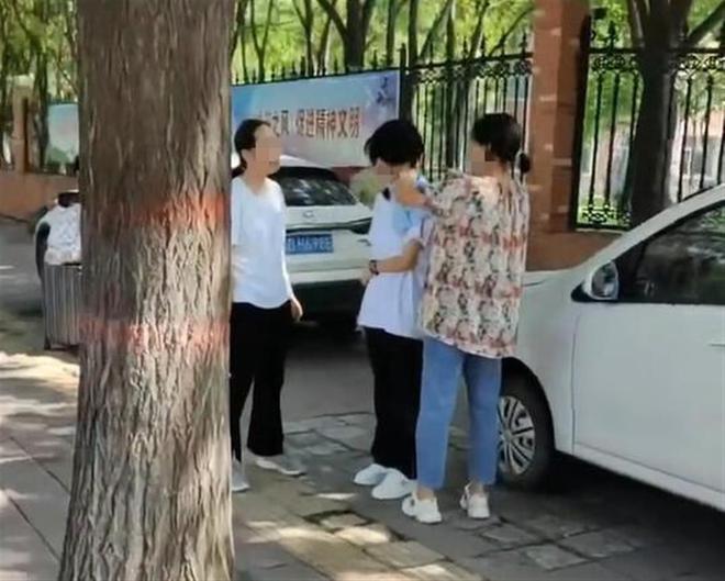 8月31日，有网友发视频称，河北邯郸武安第一中学开学时不允许长发女生入校，许多家