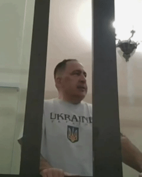 格鲁吉亚前总统萨卡什维利在法庭高唱乌克兰国歌

格鲁吉亚前总统今天要求身穿乌克兰