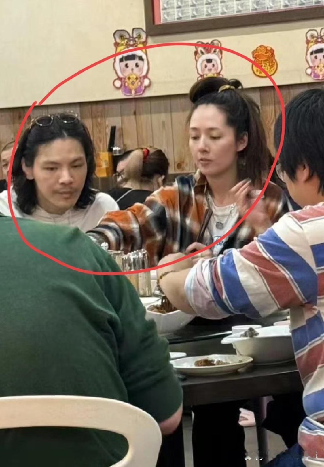 新加坡过年的郭碧婷向佐一家，纯素颜随性的很 