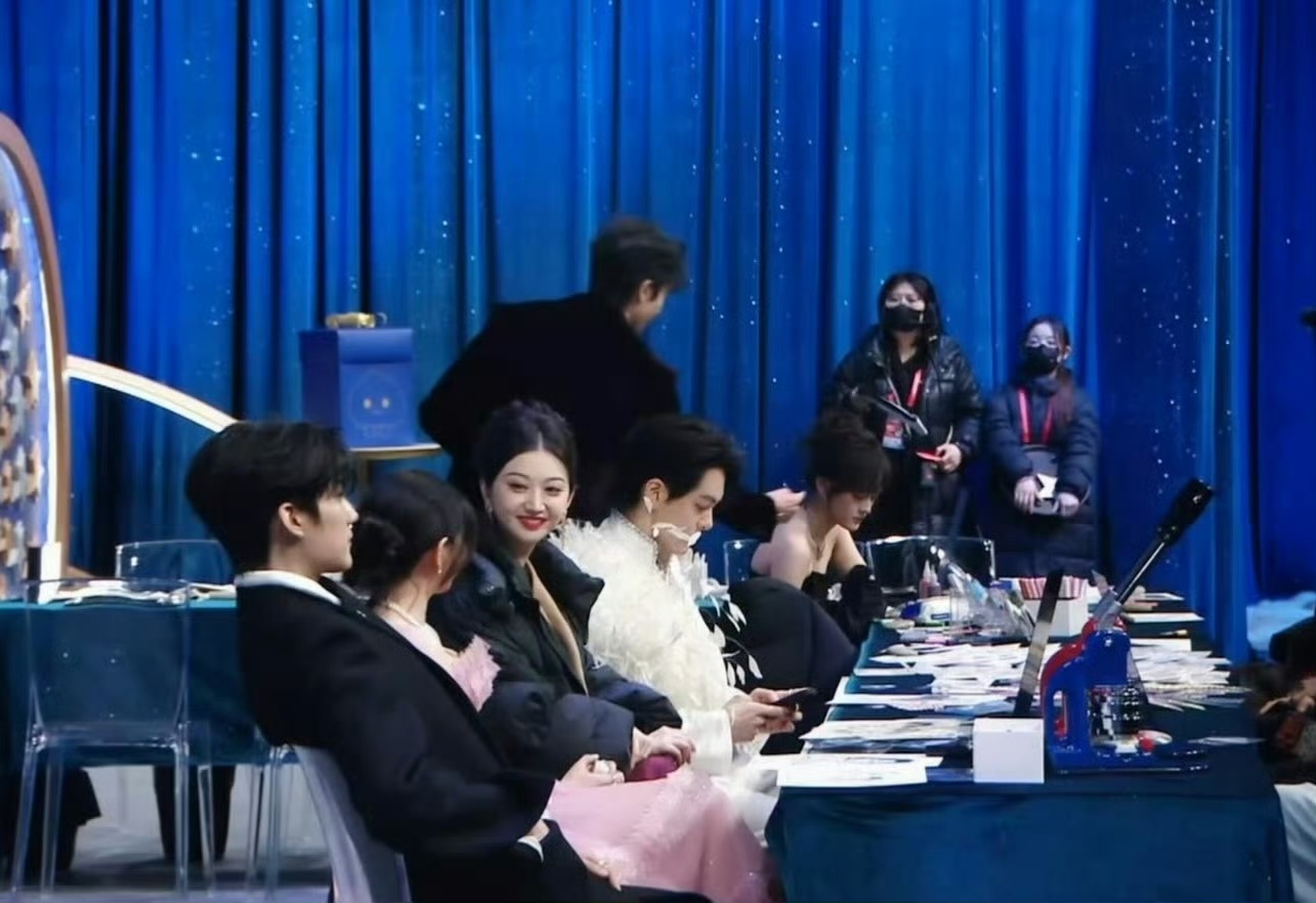 宋威龙对文淇：“装不认识呢”