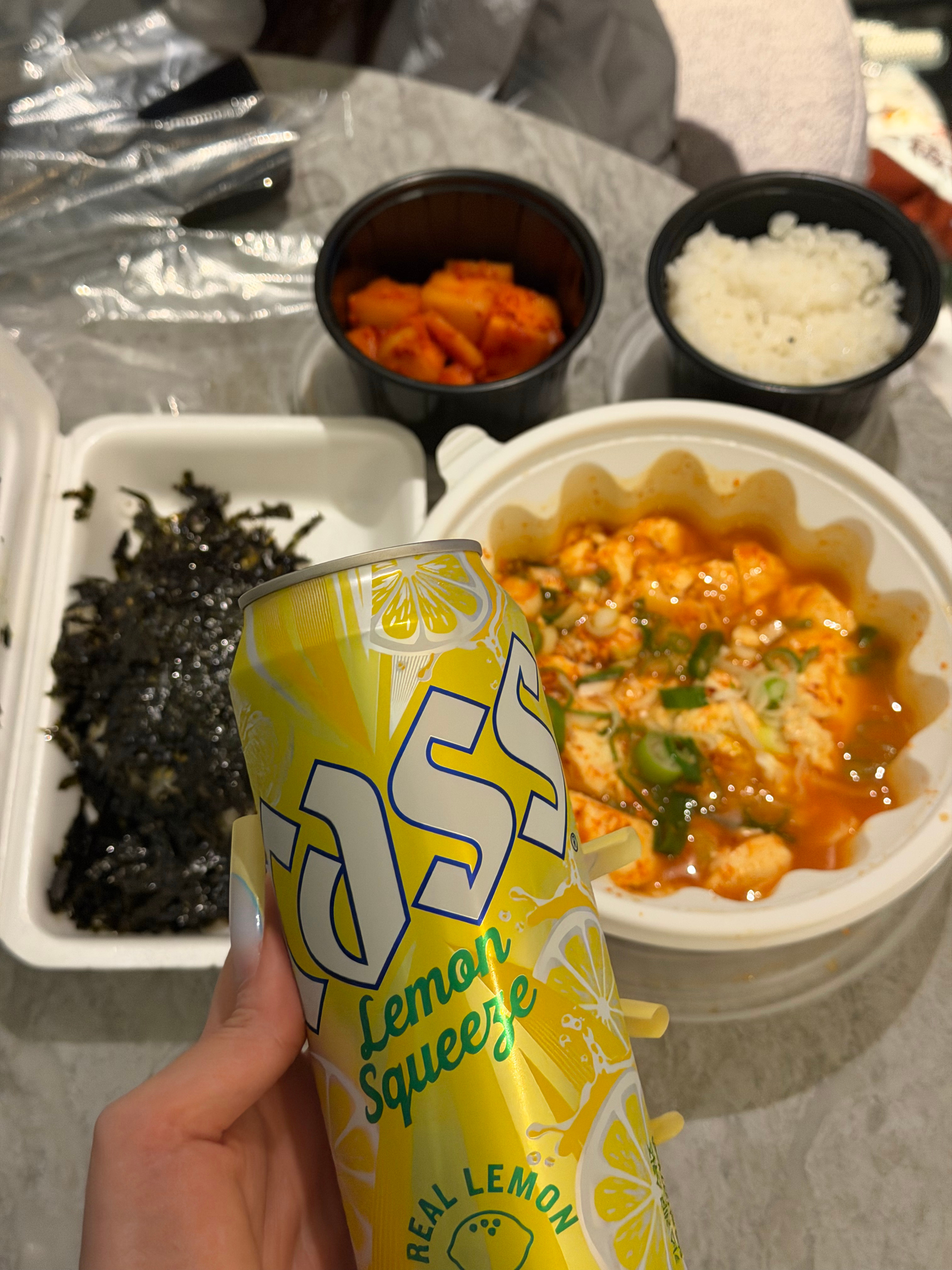 我只想喝瓶9 我姐说去买下酒菜买回来饭团和豆腐汤 到底是要撑死谁。 