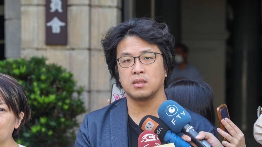 沈伯洋这次真的懵了，台北市长民调显示，绿营支持者有42.8%看好自己，但有45.