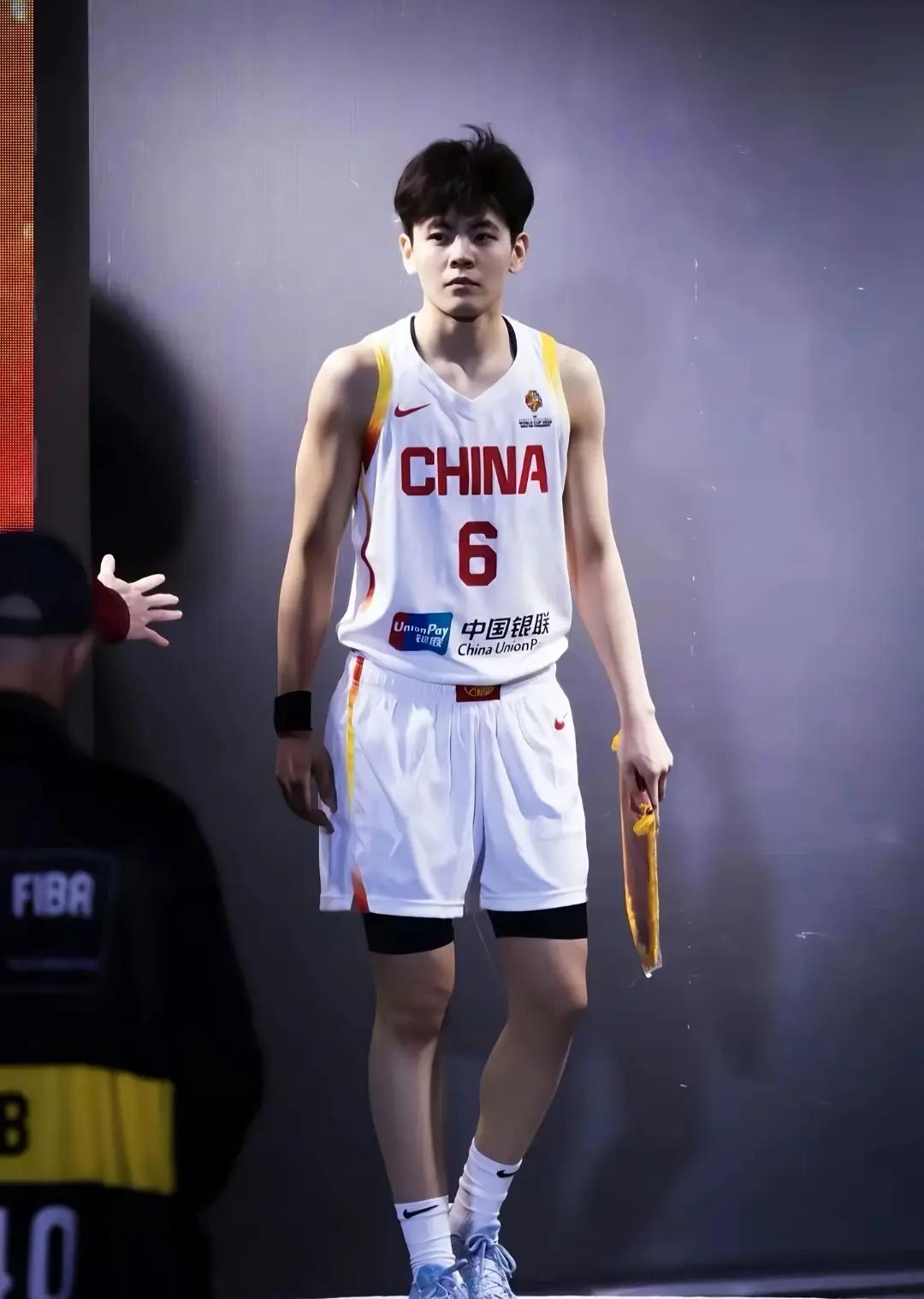 我的意中人是个盖世英雄。杨舒予，中国女篮00后全能战将17岁保送北体，年少便与篮