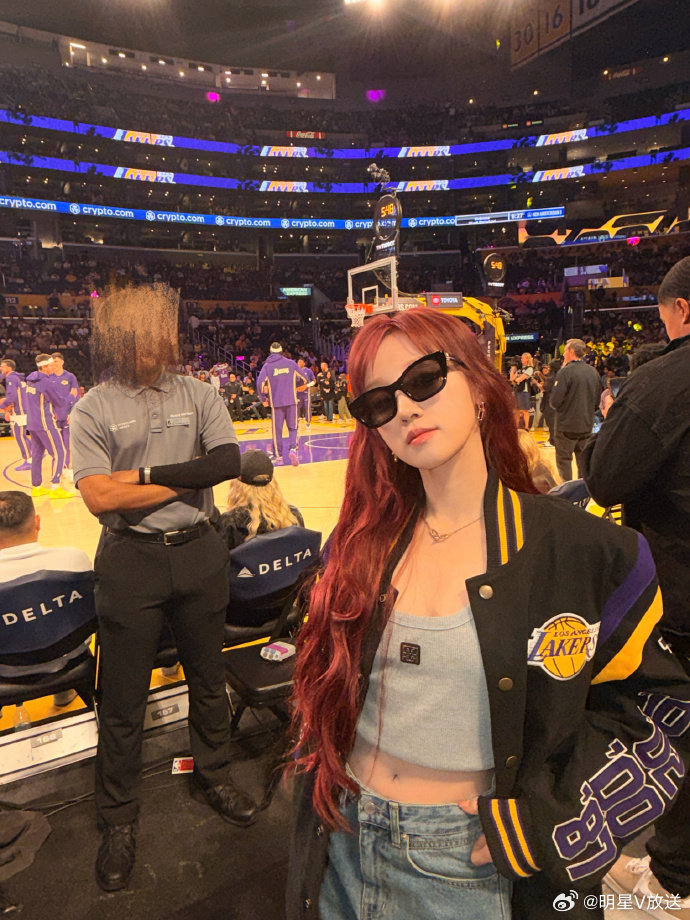 宋雨琦被詹姆斯比心 宋雨琦今日晒出看球赛日常，惊喜收获偶像詹姆斯现场比心！双向奔