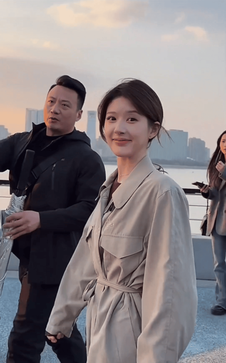 夕阳余晖中，赵露思骑着小车现身钱塘江畔。路透照里，她身姿轻盈，尽显纤瘦娇美。粉丝