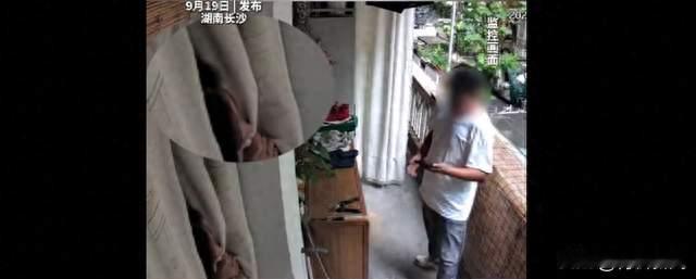 快递员推门掀帘看光女子，一句“我怎么知道”火上热搜
