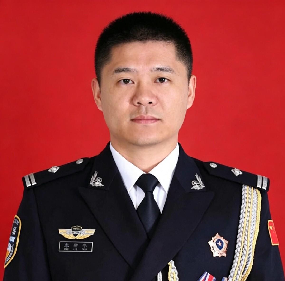 宋柳丰，一个把警服穿进骨子里的基层民警。18年刑侦一线，他抓过900多个嫌疑人，