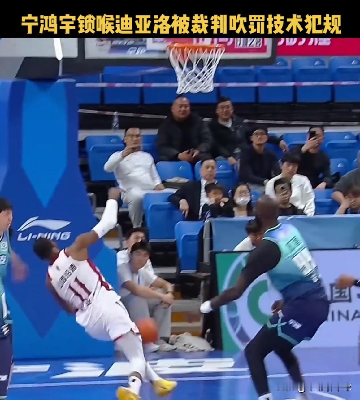 迪亚洛被锁喉？球迷：恶人自有恶人磨！
1月13日，山西男篮做客宁波男篮，四节战罢