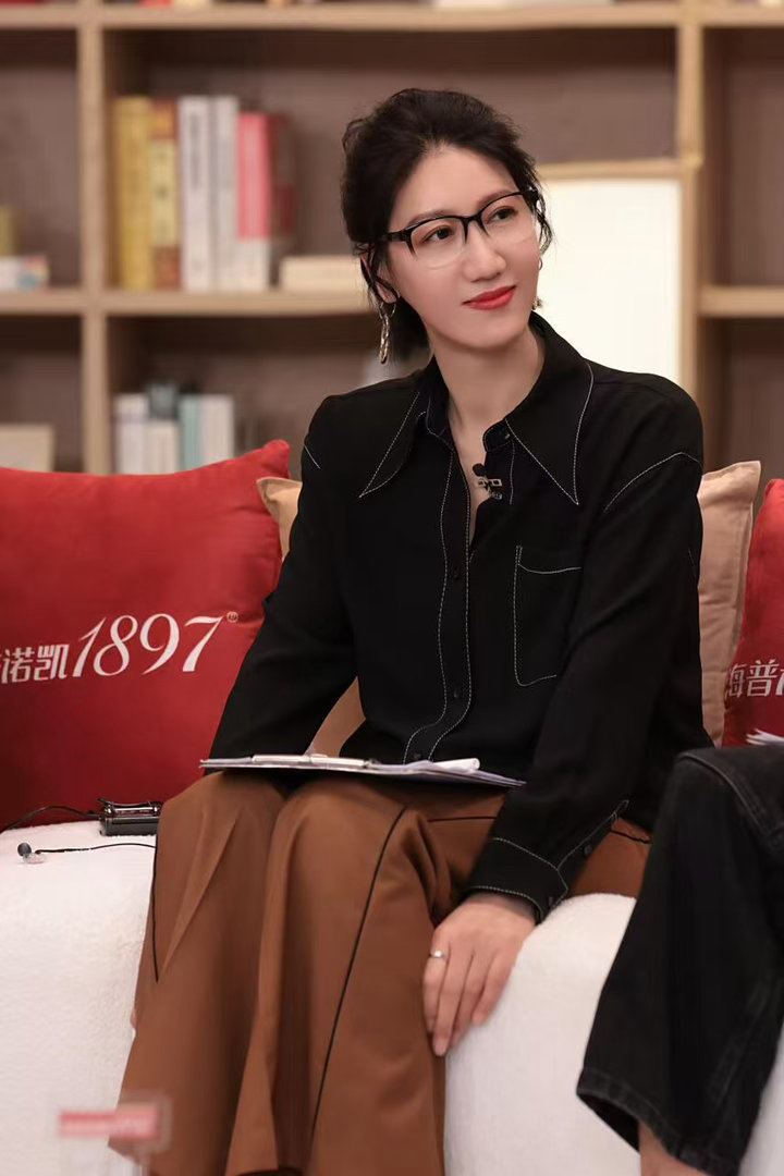 易立竞把代高政说到脱衣服了不好笑就露宿街头代高政第一次讲脱口秀，自带霸总风格有点