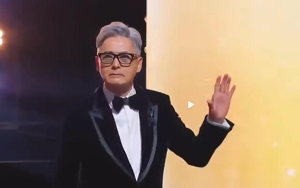 发哥这回真把大家吓了一跳！
MAMA颁奖礼上那一头全白的头发，加上突然提议全场默