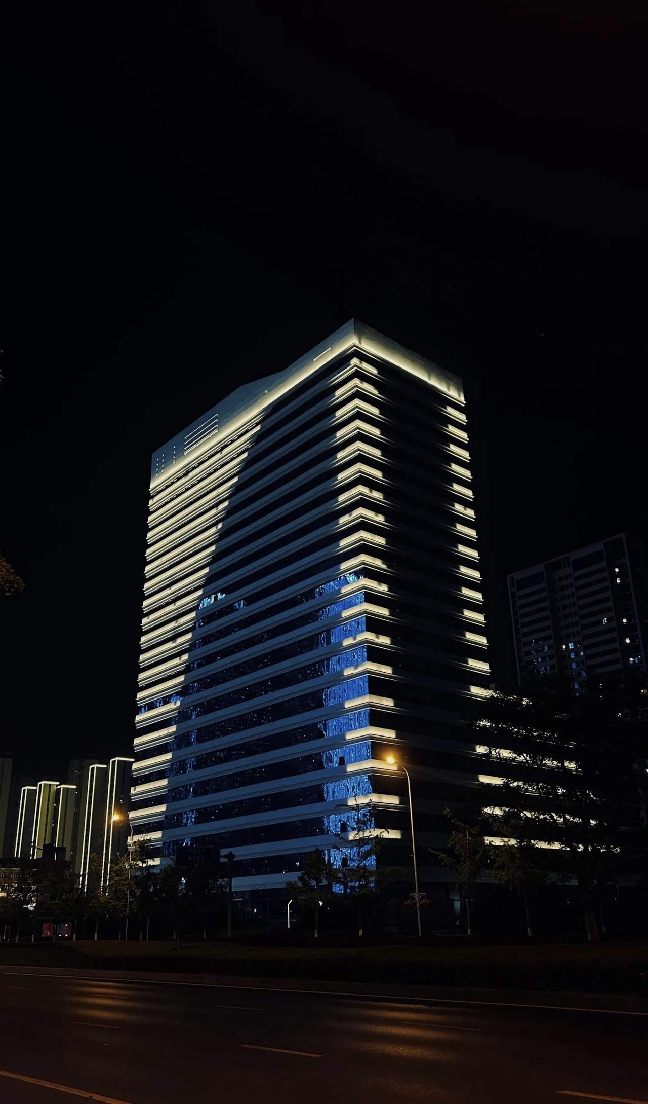 夜色流光

文/俊霖
夜幕缓缓降临，城市褪去白日的喧嚣。街区华灯次第璀璨，一座座
