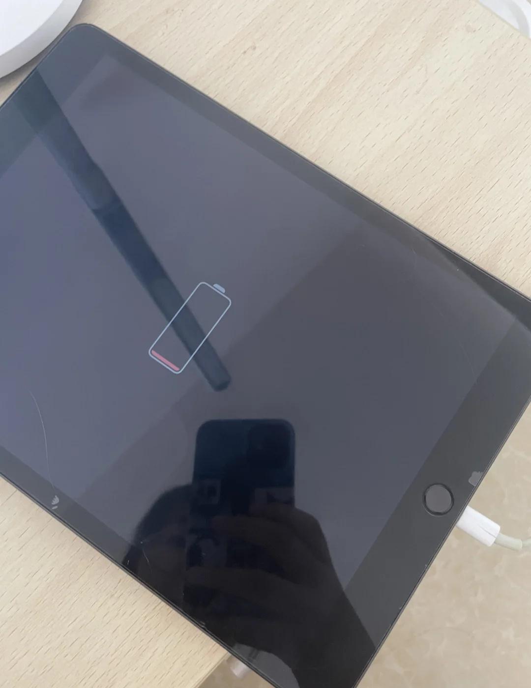 求助，iPad9充不进去电了怎么办🥹🥹
今天早上打游戏的时候充电
没发现没连