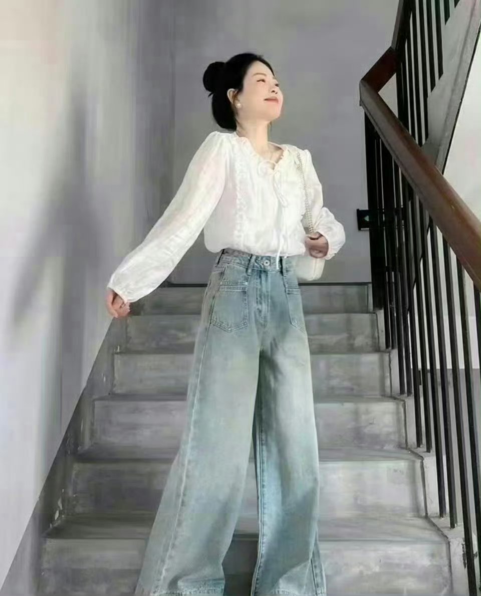 兴趣创作计划时尚篇秋天的第一件“万能搭”！浅蓝阔腿裤+V领木耳边打底美到犯规✨ 