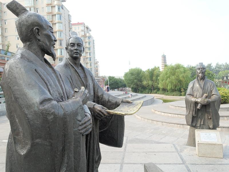 📜孔融让梨反差剧：长大后专抢御梨
《语林》轶闻：孔融四岁让梨成名，成年后却成“