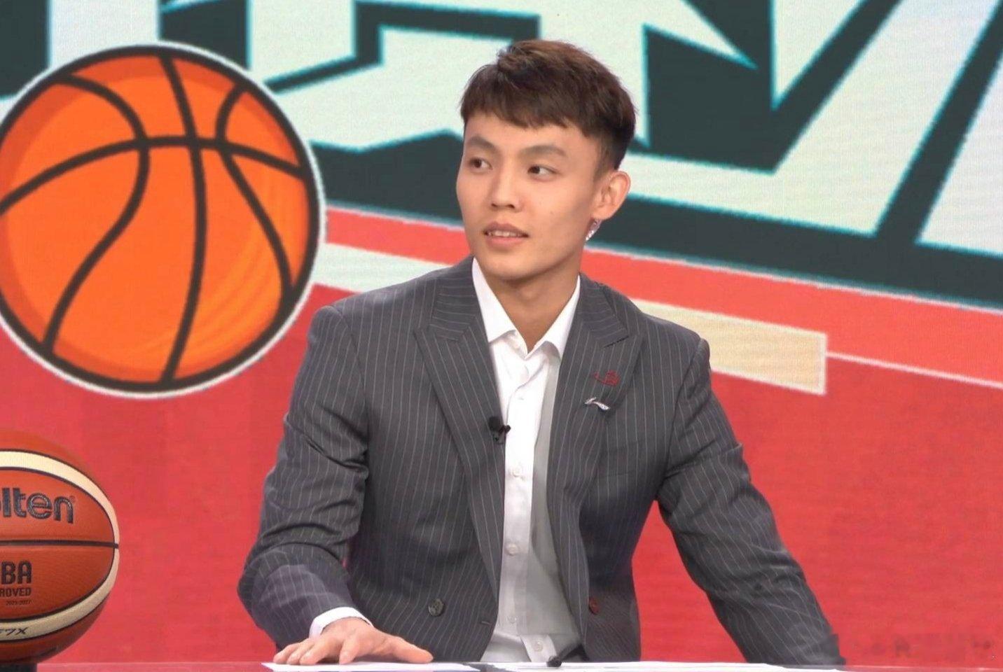 解说首秀！徐杰作为特邀嘉宾赛后谈解说感受：比打球还累，看比赛时自己会思考“其实还