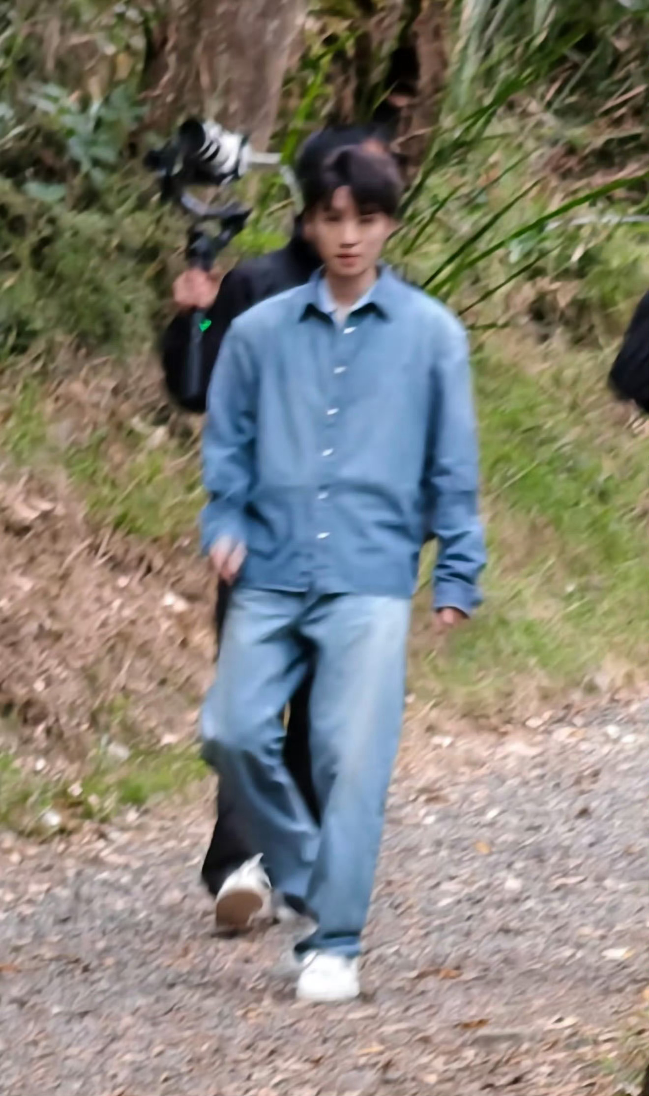 王俊凯爬山去了网友今天登山偶遇王俊凯！有摄影师，我会一直等vlog的王俊凯爬山