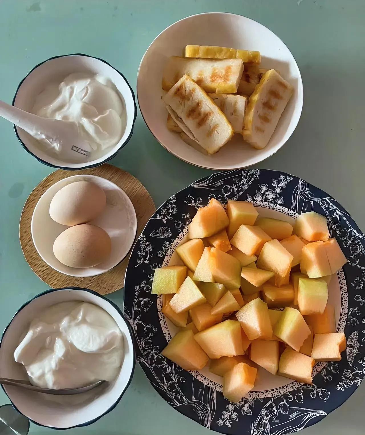 吃重庆鱼糕，搞一碗新疆酸奶，吃点新疆哈蜜瓜，配上本地土鸡蛋，跟上董宇辉节奏，丈母