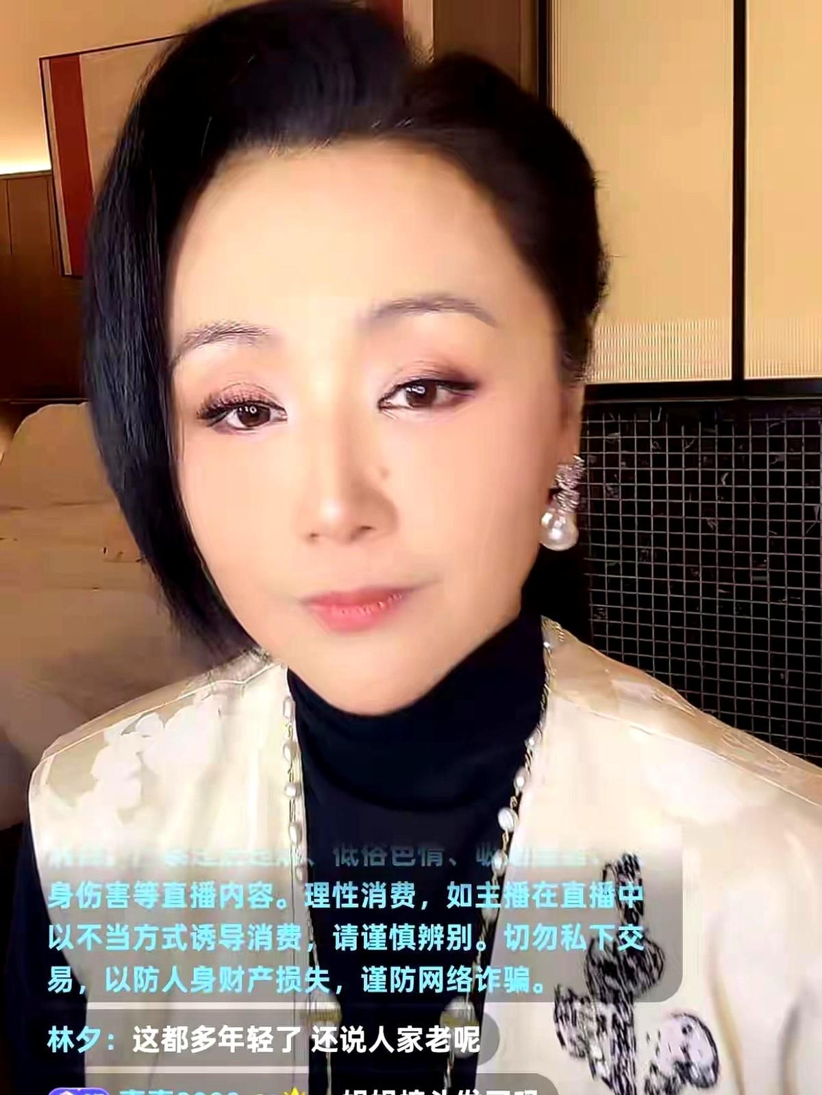 曹颖直播时，有网友问她：“姐姐，你头发怎么保养的
我记得她当年在央视主持着王牌栏