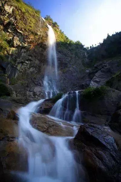 这句话听着扎心，却道破了多少人一生的委屈。
我们总觉得，掏心掏肺、倾尽所有，就能